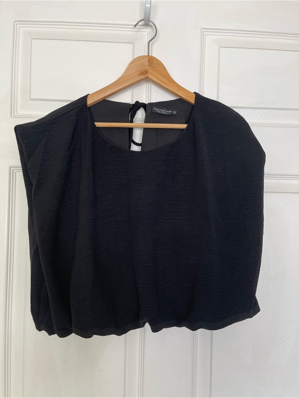 Emerson Lang Black Airflow Crinkle Cap Sleeve Blouse Top Keyhole Back Bubble cut
